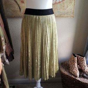 Pleated skirt